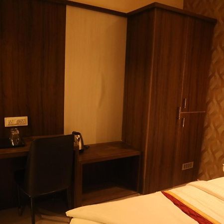 Royal Indraprastha The Hotel Bangalore Exterior foto